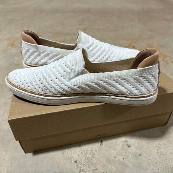 UGG Shoes - UGG Sammy Chevron Trainers Slip-On Slippers Sneakers White & Tan Size 9